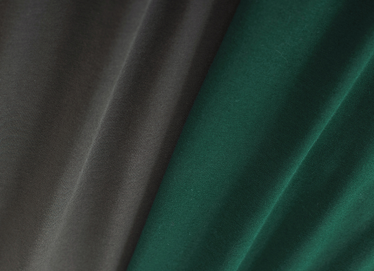 &yarn ラグランワイドTシャツ なめらかで落ち感のあるカットソー素材の表情アップ