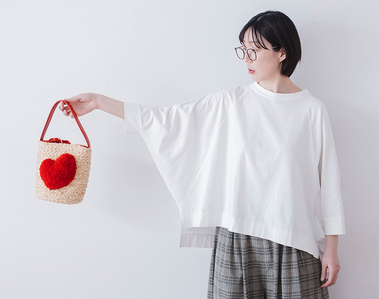 &yarn ラグランワイドTシャツ ホワイト着用 ゆったり広がるワイドシルエットと軽やかな着心地