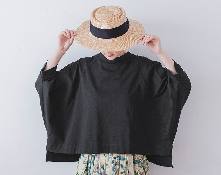 &yarn ラグランワイドTシャツ ブラック着用 前後差のある裾とリラックス感のあるフォルム