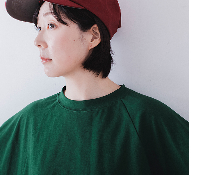 &yarn ラグランワイドTシャツ グリーン着用 首元すっきりのラグランデザイン