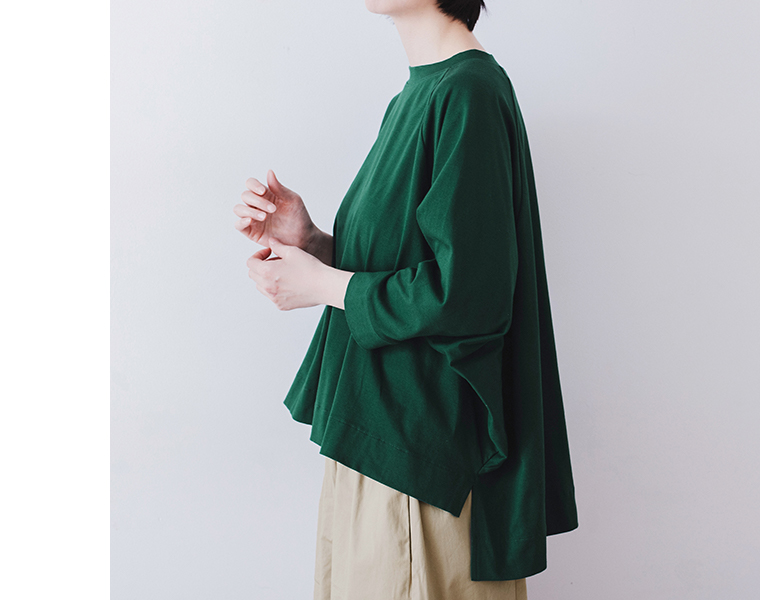 &yarn ラグランワイドTシャツ グリーン着用 サイドから見たゆるやかに広がるシルエット