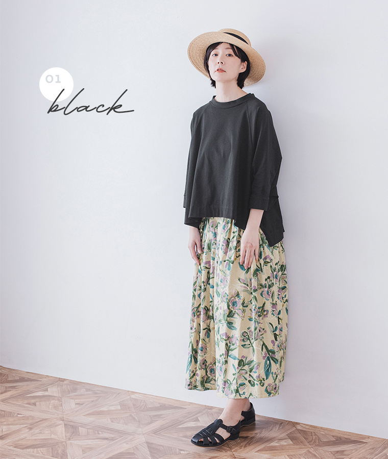 &yarn ラグランワイドTシャツ ブラック着用 花柄スカートと合わせた軽やかなスタイリング