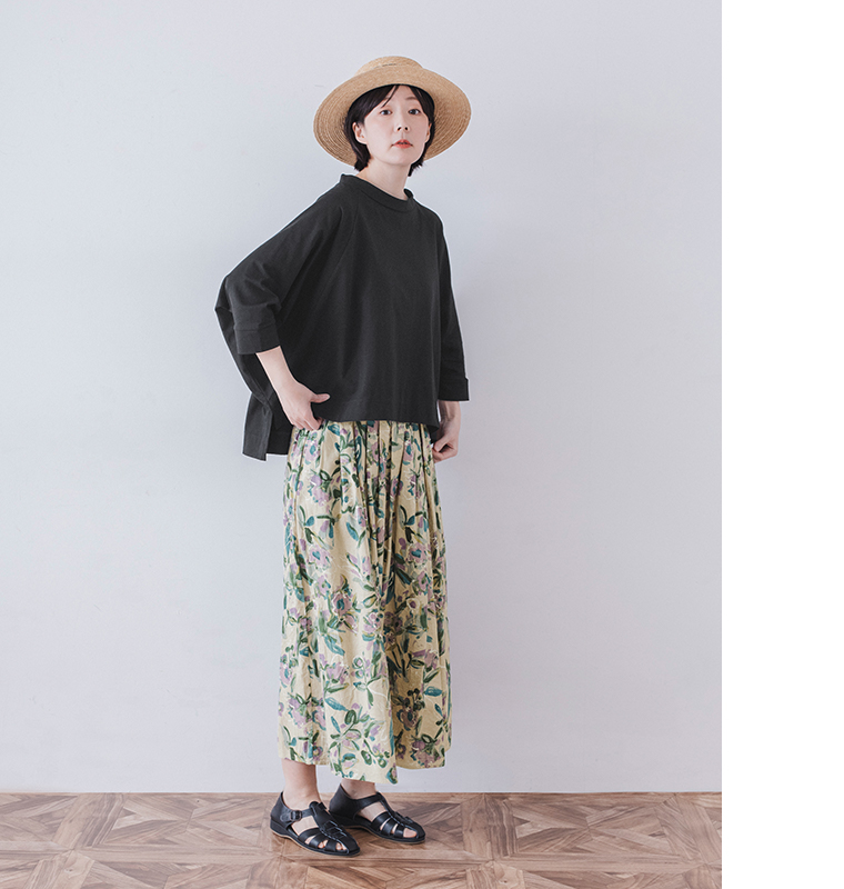 &yarn ラグランワイドTシャツ ブラック着用 ゆったりとしたワイドシルエットの着こなし