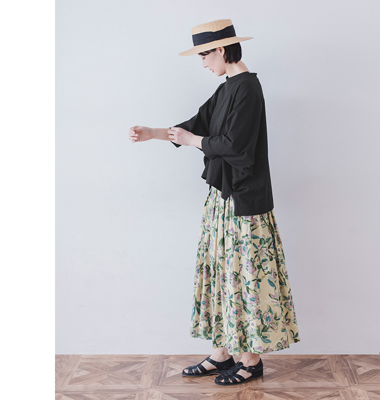 &yarn ラグランワイドTシャツ ブラック着用 サイドから見た前後差のある裾と広がるフォルム