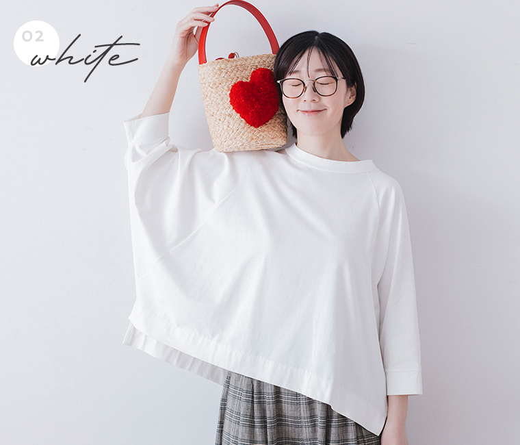 &yarn ラグランワイドTシャツ ホワイト着用 前後差のある裾とやわらかなフォルム