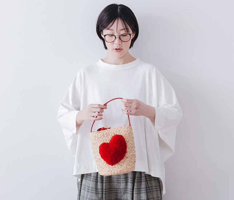 &yarn ラグランワイドTシャツ ホワイト着用 ラグランスリーブで肩まわりゆったりのデザイン