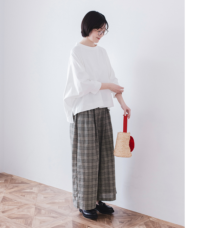 &yarn ラグランワイドTシャツ ホワイト着用 チェックパンツと合わせたリラックス感のある装い