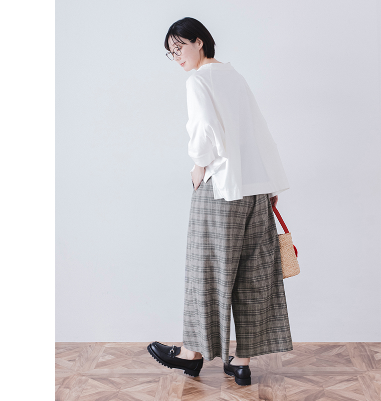 &yarn ラグランワイドTシャツ ホワイト着用 後ろにかけて長さのあるシルエットとさりげない動き