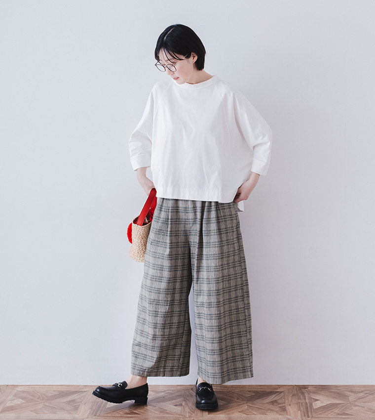 &yarn ラグランワイドTシャツ ホワイト着用 体のラインを拾いにくいゆとりのあるフォルム