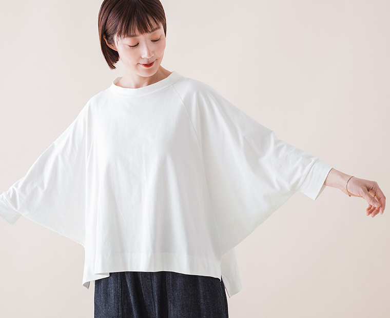 &yarn ラグランワイドTシャツ ホワイト着用 ゆったり広がるワイドシルエットと軽やかな着心地