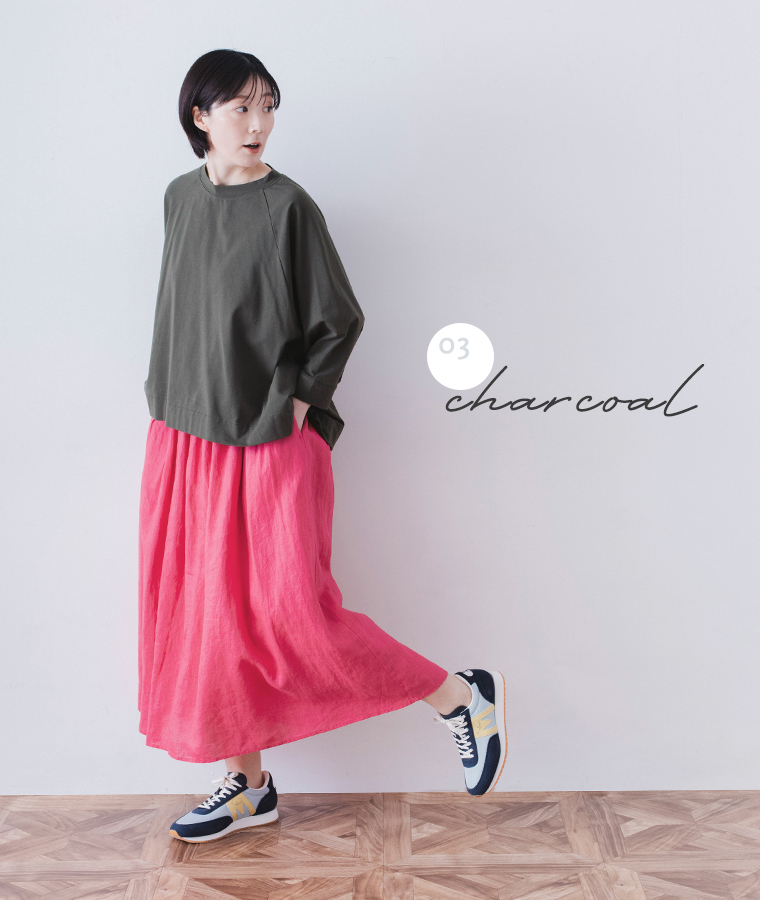 &yarn ラグランワイドTシャツ チャコール着用 赤スカートと合わせた動きのある着こなし