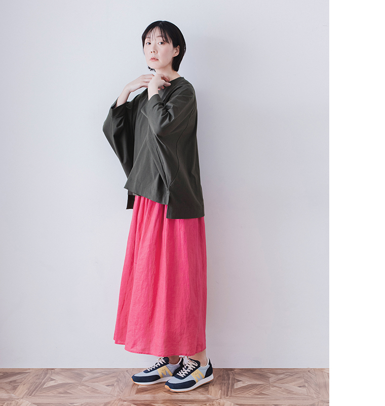 &yarn ラグランワイドTシャツ チャコール着用 落ち着いた色合いとゆとりのあるワイドシルエット