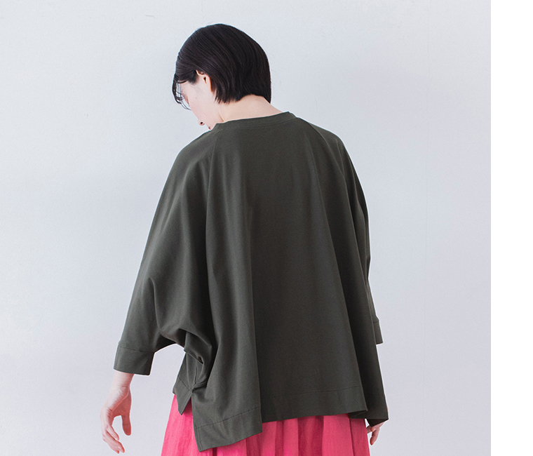 &yarn ラグランワイドTシャツ チャコール着用 背中にかけてゆるやかに広がるシルエット