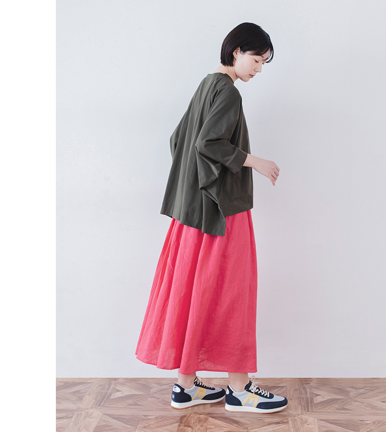 &yarn ラグランワイドTシャツ チャコール着用 体のラインを拾いにくいゆったりとしたフォルム