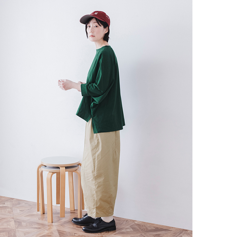 &yarn ラグランワイドTシャツ グリーン着用 サイドから見た前後差のある裾と広がるフォルム