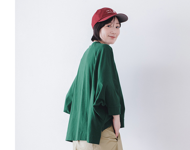 &yarn ラグランワイドTシャツ グリーン着用 背中にかけてゆるやかに広がるシルエット