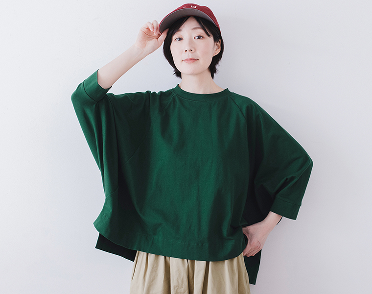 &yarn ラグランワイドTシャツ グリーン着用 ラグランスリーブで肩まわりにゆとりのあるデザイン