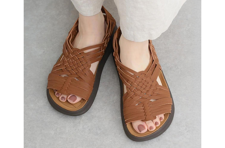 CANYON(ダークブラウン)を素足で履いたカット