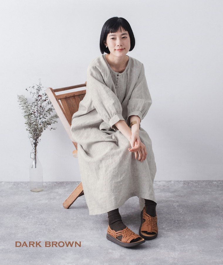 リネンワンピースを着てCANYON(ダークブラウン)を履いて座ったカット