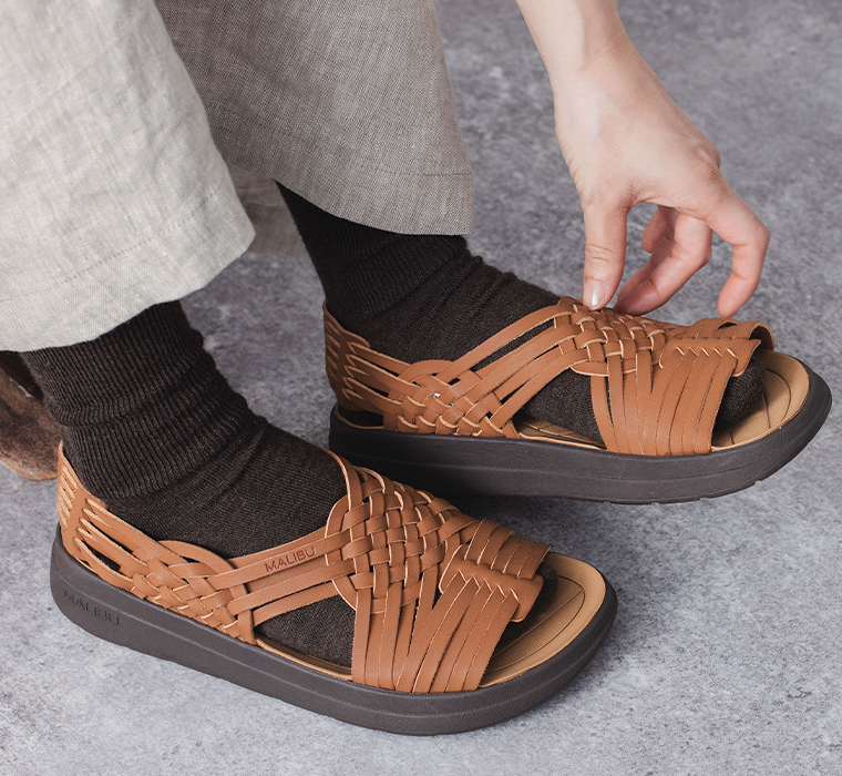 CANYON(ダークブラウン)を靴下合わせで履いた足元寄りカット