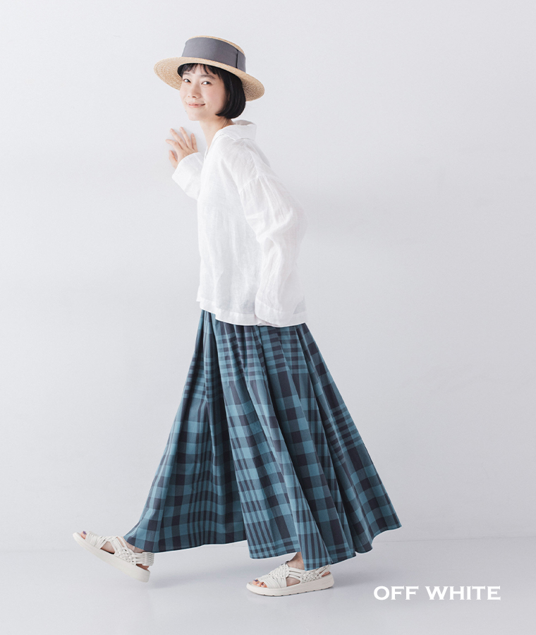 CANYON(オフホワイト)を履いたスカート合わせの全身コーディネート