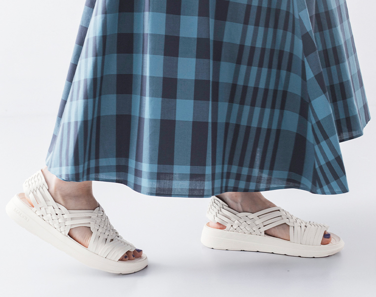 CANYON(オフホワイト)を素足で履いたカット