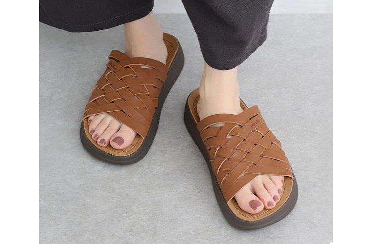 ZUMA(ブラウン)を素足で履いたカット