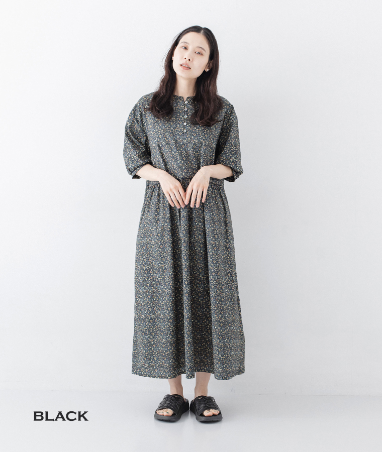ZUMA(ブラック)を素足で履いたワンピースのコーディネート