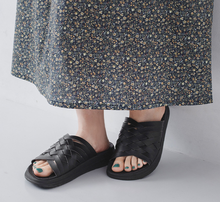 ZUMA(ブラック)を素足で履いた足元寄りのカット