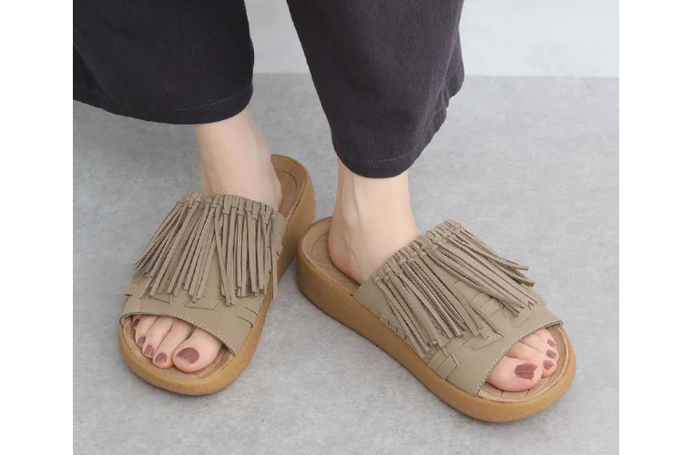 THUNDERBIRD THATCH SLIDE(タン)を素足で履いた足元寄りカット