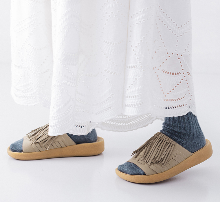 THUNDERBIRD THATCH SLIDE(タン)を靴下合わせの足元寄りカット