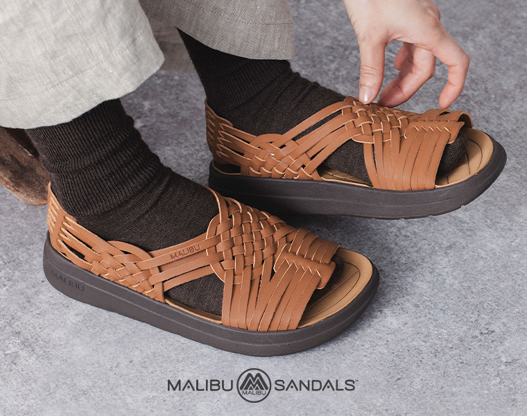 MALIBU SANDALS CANYON(ダークブラウン)をソックス合わせで履いたカット