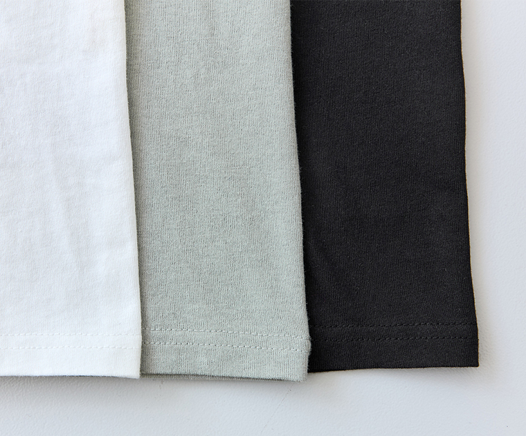 オフホワイト・ライトグリーン・ブラックのタンクトップ裾ディテールの生地アップ画像