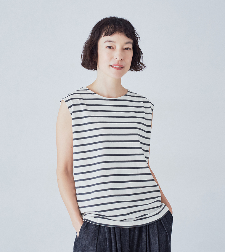 イボリー×ネイビーのボーダー柄タンクトップを着用した正面コーディネート画像