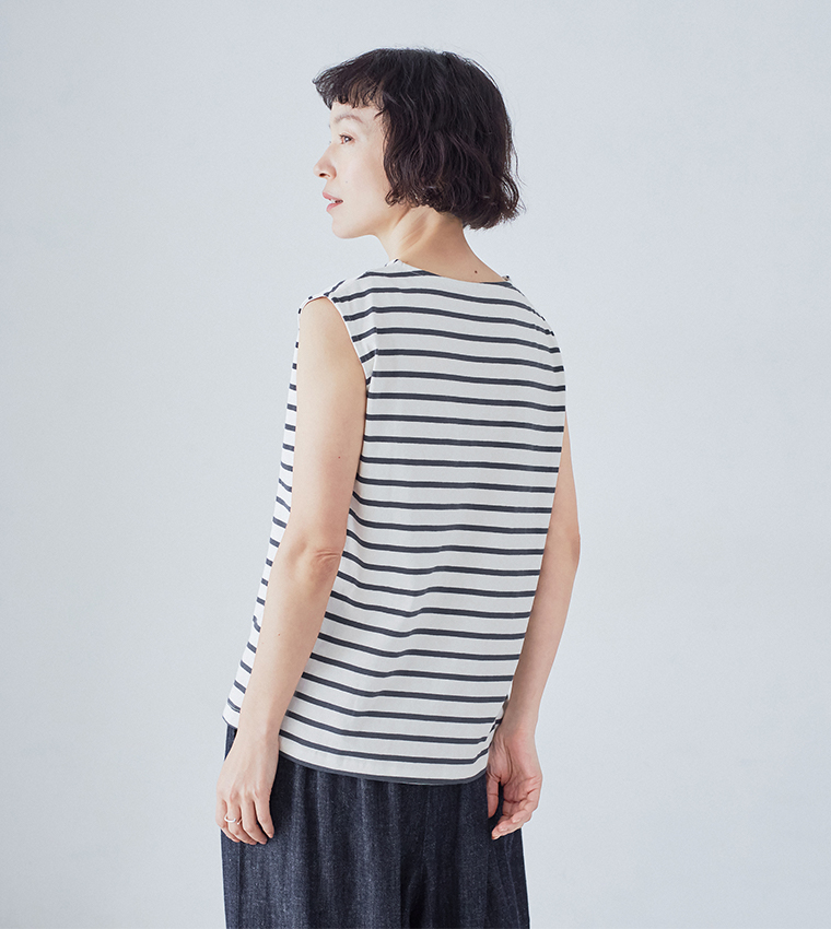 アイボリー×ネイビーのボーダー柄タンクトップを着用した後ろ姿のコーディネート画像