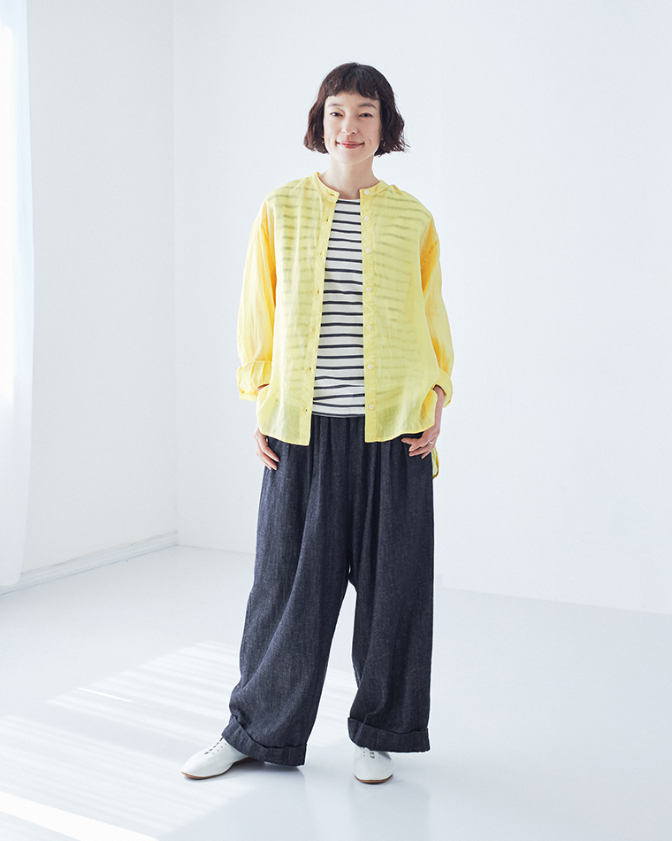 イエローのシアーシャツを羽織り、アイボリー×ネイビーのボーダー柄トップスを合わせた全身コーディネート画像