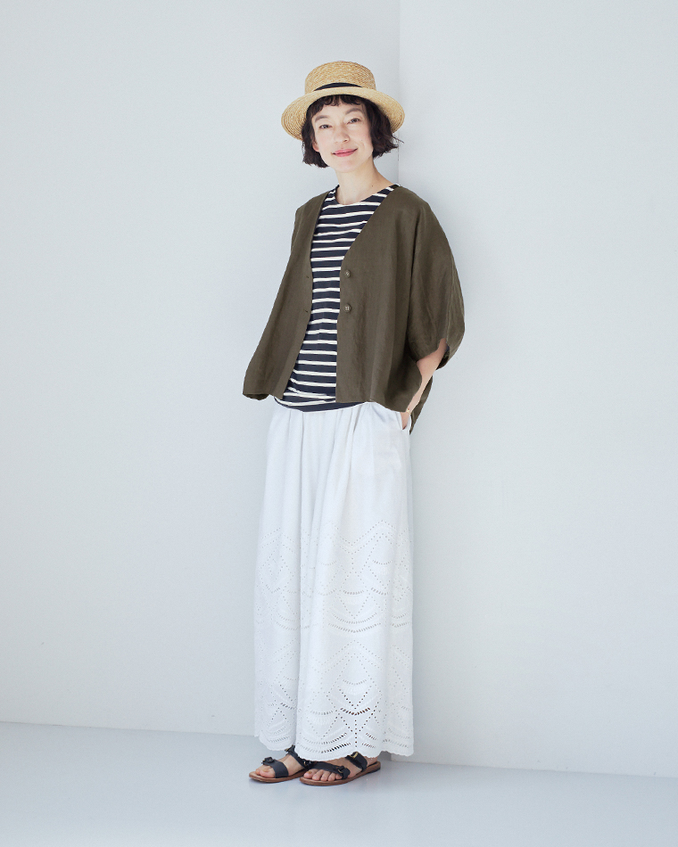 ブラック×アイボリーのボーダー柄タンクトップにオリーブの半袖ジャケットと白パンツを合わせた正面コーディネート画像