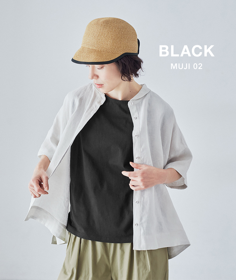 ライトカラーのシャツを羽織り、ブラックのタンクトップとライトオリーブのパンツを合わせ、つば広の帽子をかぶった正面コーディネート画像