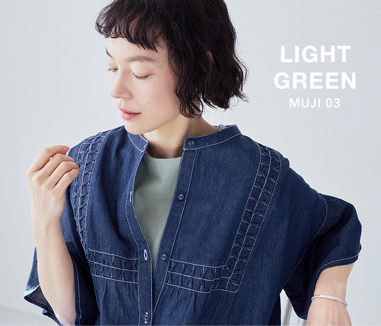 ライトグリーンのタンクトップにデニムの刺しゅう入りワンピースを重ねた正面コーディネート画像