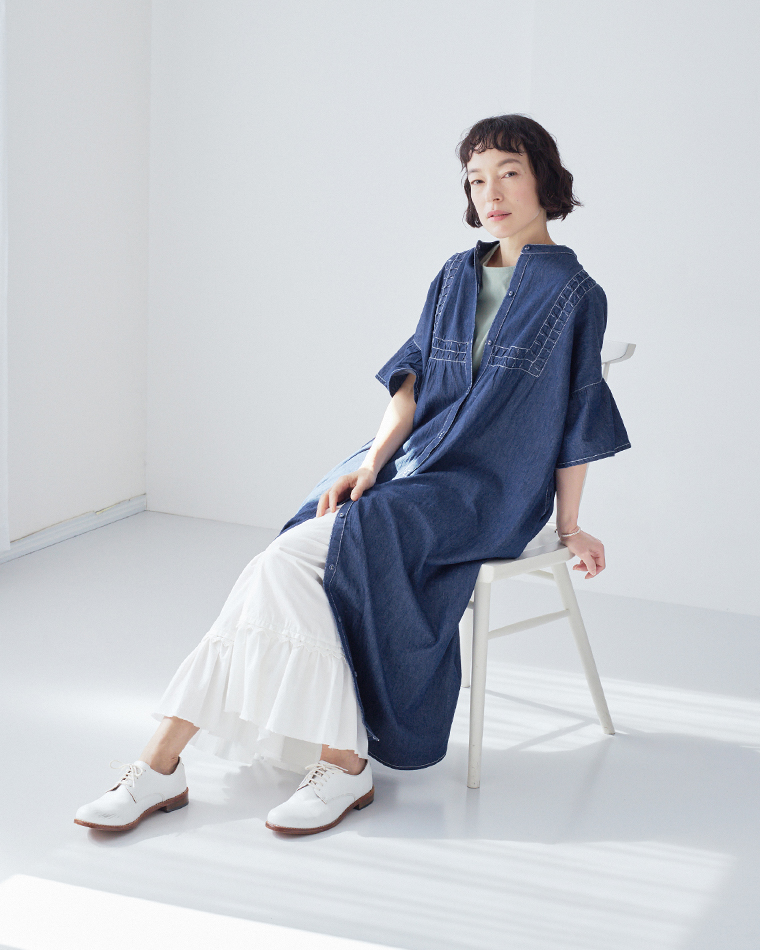 ライトグリーンのタンクトップにデニムの刺しゅう入りワンピースを重ねた正面コーディネート画像