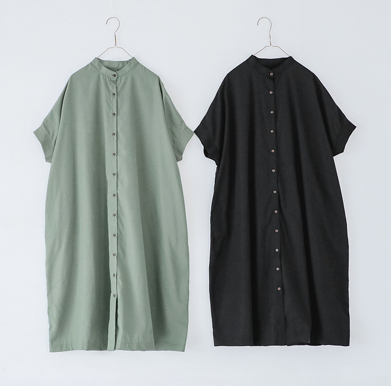 COLORKのライトカーキとブラックのリブ袖ドルマンワンピースを並べてハンガーに掛けている