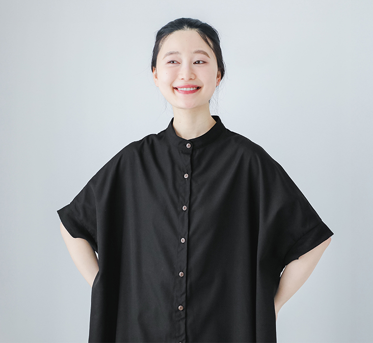 モデルがブラックのリブ袖ドルマンワンピースを着て上半身を写している