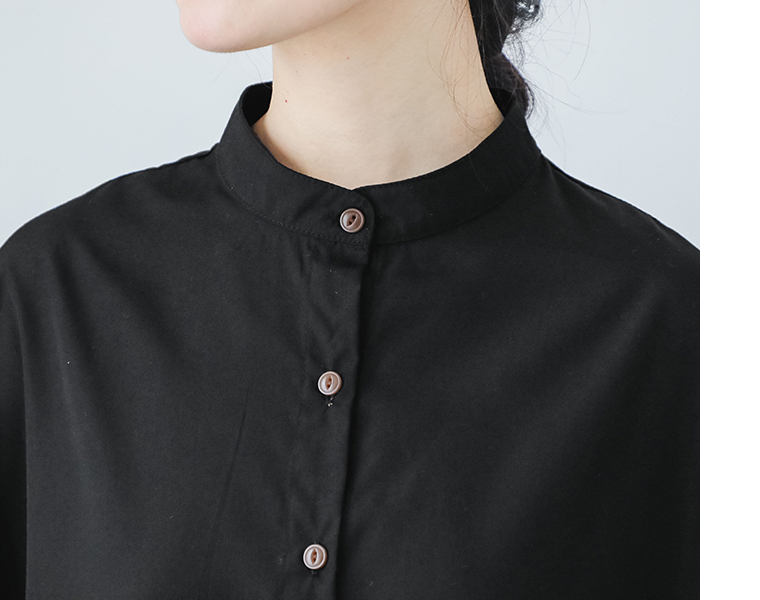 ブラックのリブ袖ドルマンワンピースの襟元とボタンのディテール