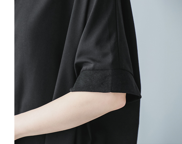 ブラックのリブ袖ドルマンワンピースの袖口リブ部分のアップ