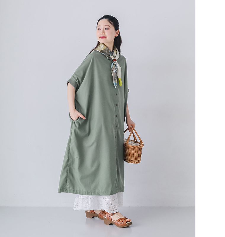 モデルがライトカーキのリブ袖ドルマンワンピースを着て横向きに立っている