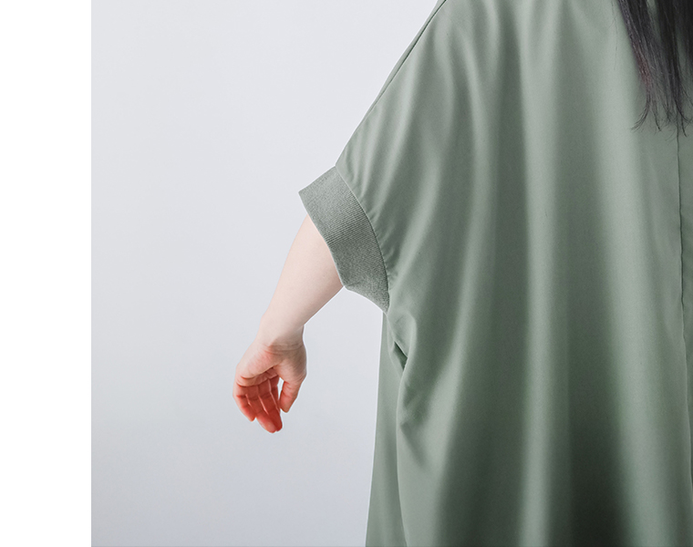 ライトカーキのリブ袖ドルマンワンピースの袖口リブ部分のアップ