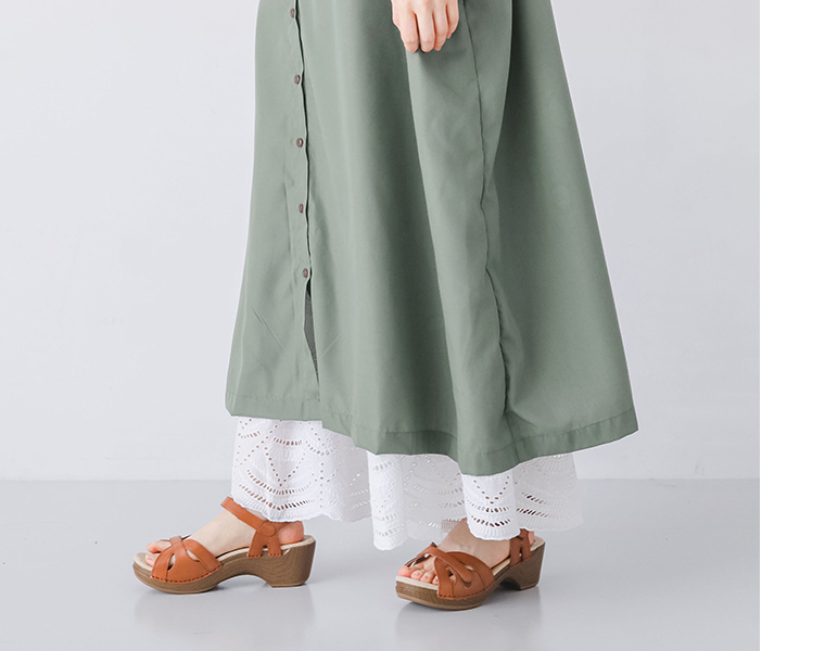 ライトカーキのリブ袖ドルマンワンピースの裾と白いレースペチパンツとサンダルの足元