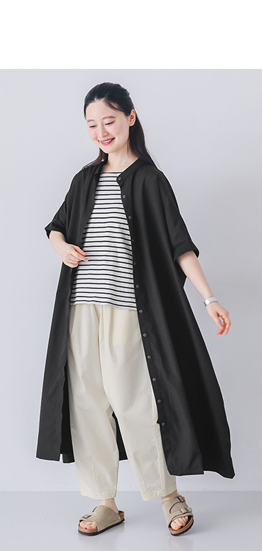 モデルがブラックのリブ袖ドルマンワンピースを着て前を開けて動いている