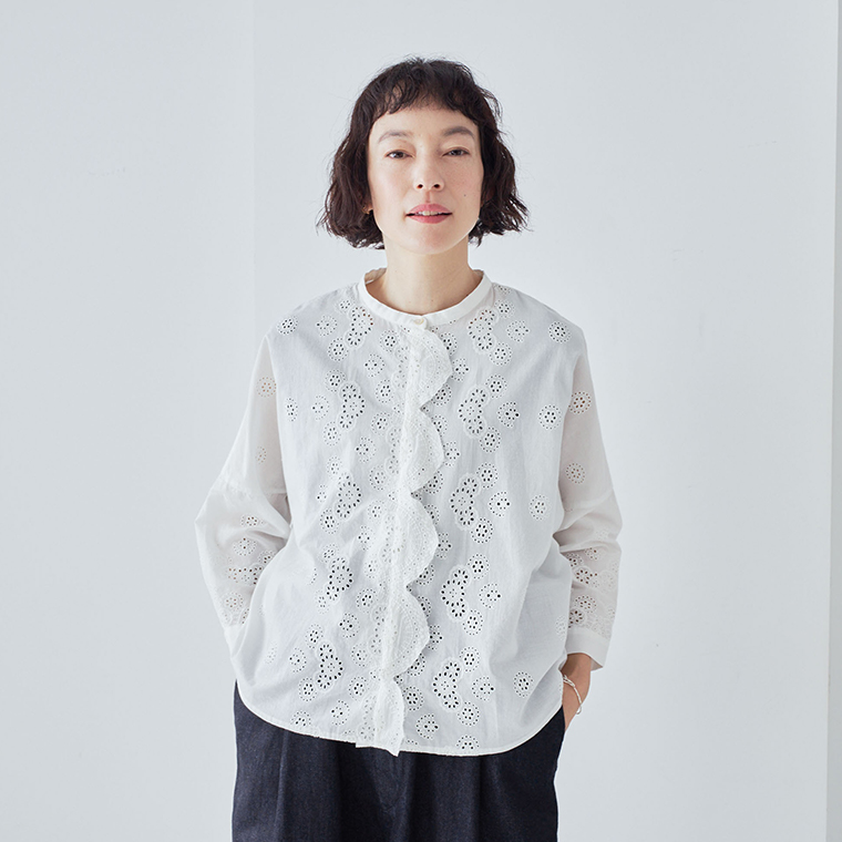 TUTIE. スカラップ刺繍レースブラウスのホワイトを着た女性モデルの全身