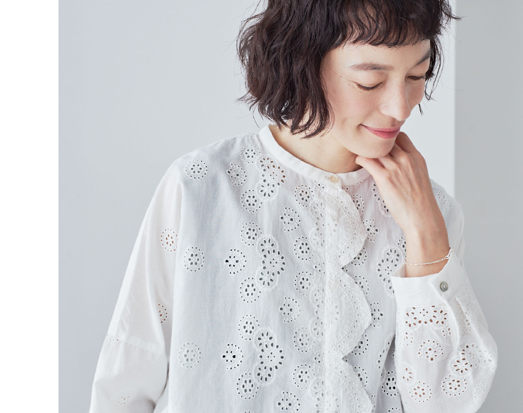 TUTIE. スカラップ刺繍レースブラウスのホワイトを着た女性モデルの上半身